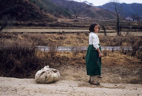 길 가다 보따리를 내려놓고 쉬고 있는 시골 소녀. 1953년 10월 /연합뉴스