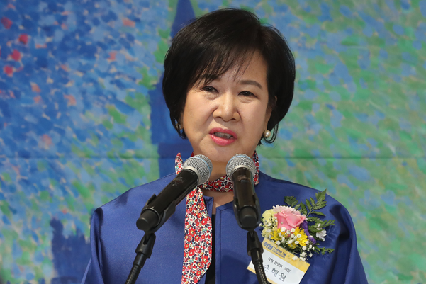 '혁명, 그 위대한 고통- 20세기 현대미술의 혁명가들' 전시 개막식이 열린 12일 오후 서울 종로구 세종문화회관 미술관에서 무소속 손혜원 의원이 축사를 하고 있다./연합뉴스