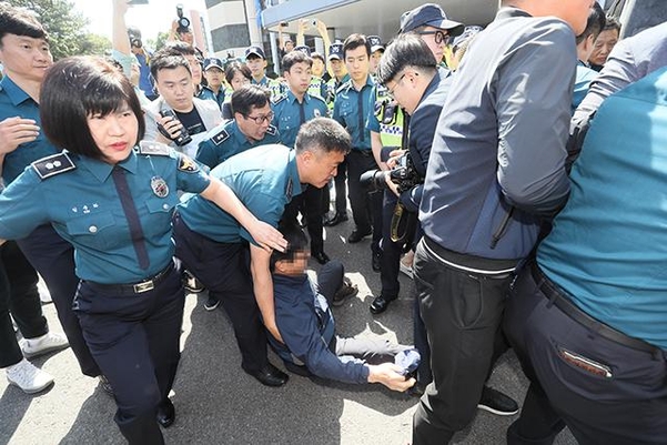 지난 12일 피의자 고유정이 제주동부경찰서에서 제주지검으로 송치되는 과정에서 피해자 유족들이 호송차량을 막아서고 있다. /연합뉴스