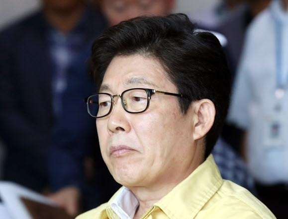 조명래 환경부 장관이 17일 오후 인천시 서구 공촌동 인천시상수도사업본부 공촌정수사업소에서 ‘붉은 수돗물’ 사태와 관련 사업소 직원으로부터 현황을 듣고 있다. / 연합뉴스