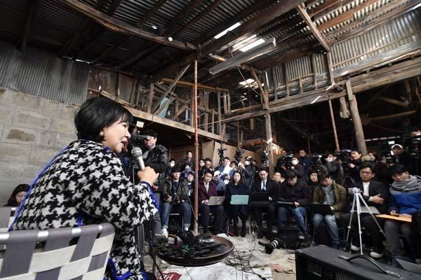 손혜원 의원이 지난 1월 23일 오후 목포 구도심에 있는 한 건물에서 기자간담회를 갖고 부동산 투기 의혹에 대해 해명하고 있다. /뉴시스