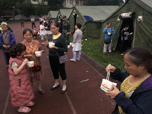 2019년 6월 18일 중국 쓰촨성 지진 피해로 갈 곳을 잃은 이재민들이 당국이 마련한 비상 대피소에서 구호 식량으로 끼니를 해결하고 있다. /신화 연합뉴스