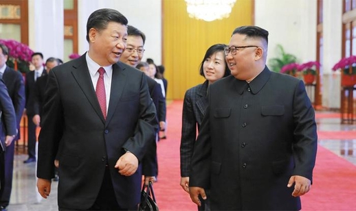  시진핑 중국 국가주석이 2018년 6월 베이징에서 방중(訪中)한 김정은 북한 국무위원장과 대화를 나누고 있다. /EPA 연합뉴스