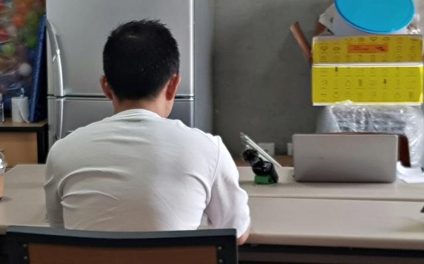 지난 17일 오후 제주시의 한 카페 사무실에 고유정 현 남편 A씨가 앉아 있다. A씨는 인터뷰에 나서며 뒷모습 공개에 동의했다.