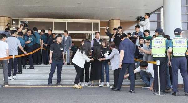 ‘제주 전 남편 살해 사건’ 피의자 고유정이 12일 오전 제주 동부경찰서에서 제주지검으로 송치되고 있다. /연합뉴스