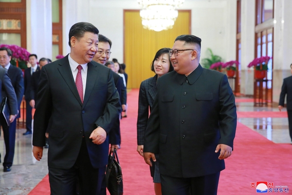  중국 시진핑 국가주석이 20~21일 북한을 국빈방문한다. 사진은 지난해 6월 방중한 김정은 국방위원장과 시 주석이 대화하는 모습./연합·조선중앙통신