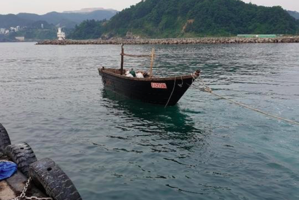 지난 15일 북한 선원 4명이 탄 소형 목선이 삼척항 내항까지 진입해 선원들이 배를 정박시켰다. 인근 주민들이 정박한 북한 선박을 촬영한 사진/독자 제공