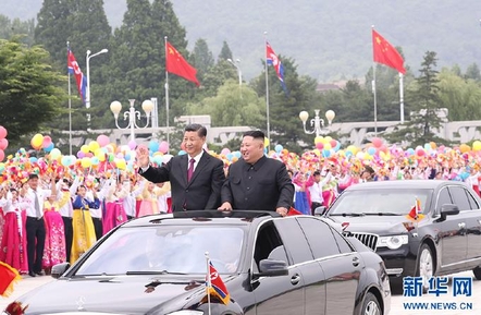 시진핑 중국 국가주석이 20일 이틀간의 북한 국빈방문 일정에 들어갔다. 북한은 25만여명을 동원해 공항과 도로변 태양궁 광장에서 시 주석을 환영했다.  /신화망
