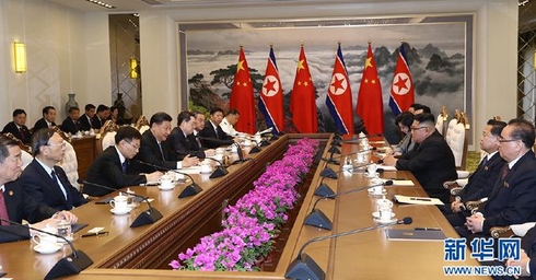 시진핑 중국 국가주석이 20일 이틀간의 북한 국빈방문 일정에 들어갔다. 김정은 북한 국무위원장과 정상회담을 갖고 한반도 비핵화 방안 등을 논의했다. /신화망