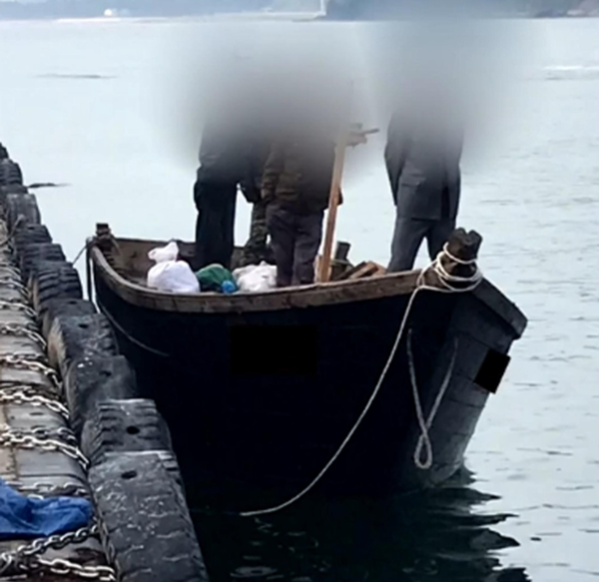 지난 15일 북한 선원 4명이 탄 어선은 조업 중인 어민의 신고로 발견됐다는 당초 설명과 달리 삼척항 방파제에 정박했다. 사진은 북한 어선이 삼척항 내에 정박한 뒤 우리 주민과 대화하는 모습./KBS