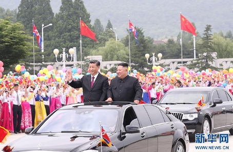 시진핑 중국 국가주석이 20일 김정은 북한 국무위원장과 함께 무개차(오픈카)를 타고 평양 시내 카퍼레이드를 하고 있다. 시 주석은 21일 이틀간의 국빈방문 일정을 끝내고 귀국했다. /신화망
