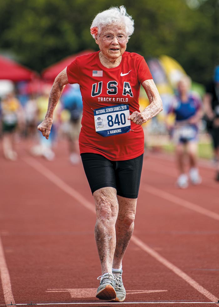 지난 17일(현지 시각) 전미 시니어경기대회에 참가한 줄리아 호킨스(103)가 50m 달리기를 하고 있다.