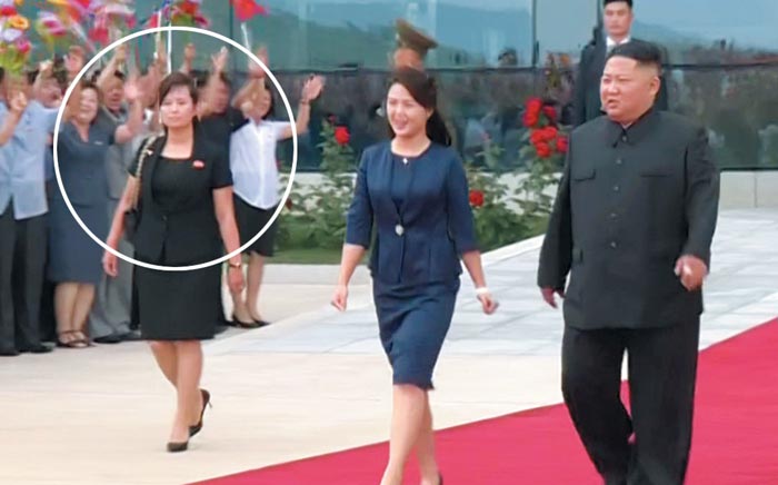 20일 김정은(오른쪽) 북한 국무위원장 부부 가까이에 현송월(왼쪽 흰색 원) 선전선동부 부부장이 따라 걷고 있다.