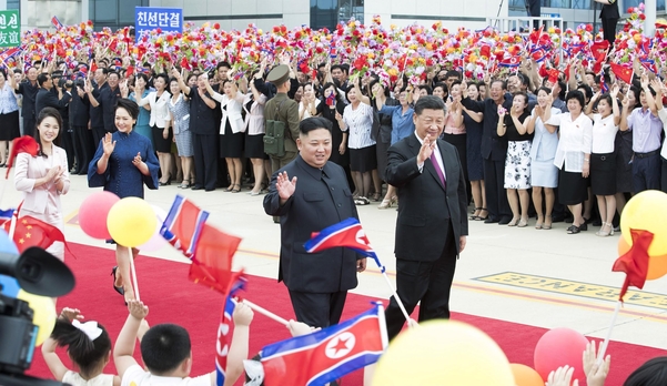중국 국가주석과 김정은 북한 국무위원장이 21일 평양 순안공항에서 열린 환송 행사에서 북한 주민들에게 인사하고 있다. /연합뉴스