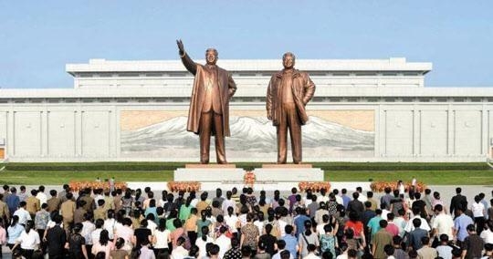  북한 평양의 만수대 언덕에 있는 김일성·김정일 동상에 북한 시민들이 참배하고 있다./조선DB
