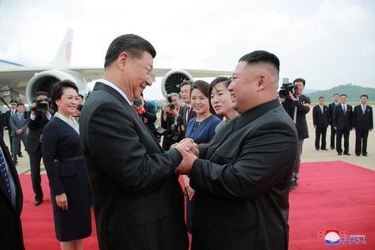  2019년 6월 20일 김정은 북한 국무위원장이 평양을 방문한 시진핑 중국 국가주석과 악수를 나누며 환영 인사를 나누고 있다. 이 사진은 조선중앙통신이 다음 날인 21일 공개됐다. /로이터 연합뉴스