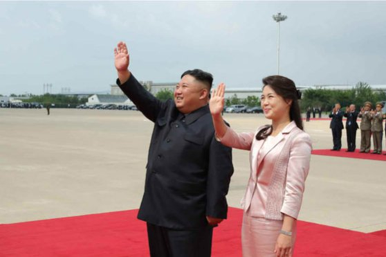 김정은 북한 국무위원장과 부인 리설주 여사가 21일 오후 평양국제비행장에서 국빈방문한 시진핑 중국 국가주석과 부인 펑리위안 여사를 환송했다./ 뉴시스