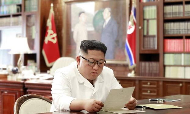 북한 노동신문이 지난 23일 도널드 트럼프 미국대통령이 친서를 보내왔다며, 김정은 국무위원장이 친서를 읽는 모습의 사진과 함께 보도했다. /노동신문