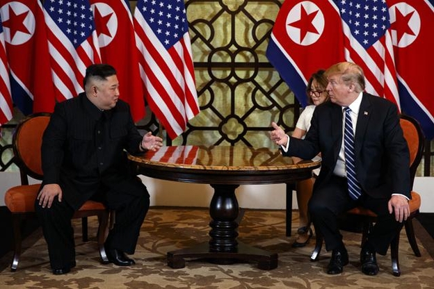 지난 2월 28일(현지시각) 베트남 하노이에서 도널드 트럼프 미국 대통령과 김정은 북한 국무위원장이 대화를 나누고 있다. /AP 연합뉴스