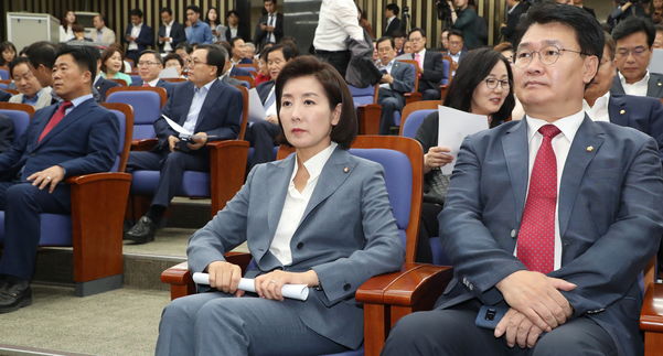  자유한국당 나경원 원내대표(가운데)가 24일 오후 국회에서 열린 의원총회에 참석해 자리하고 있다./연합뉴스