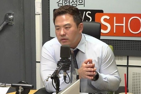 방정현 변호사가 25일 CBS 라디오 ‘김현정의 뉴스쇼’에 출연해 유흥업소 여성들을 성 접대 자리에 대동한 정 마담을 양현석 YG엔터테인먼트 대표에게 소개해 준 사람이 다름 아닌 빅뱅 전 멤버 승리라고 밝혔다. / CBS 라디오 ‘김현정의 뉴스쇼’ 캡처