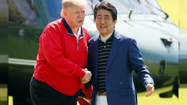 도널드 트럼프(왼쪽) 미국 대통령이 지난달 일본 방문 일정 중 아베 신조 일본 총리와 환담을 나누고 있다. /트위터 캡처