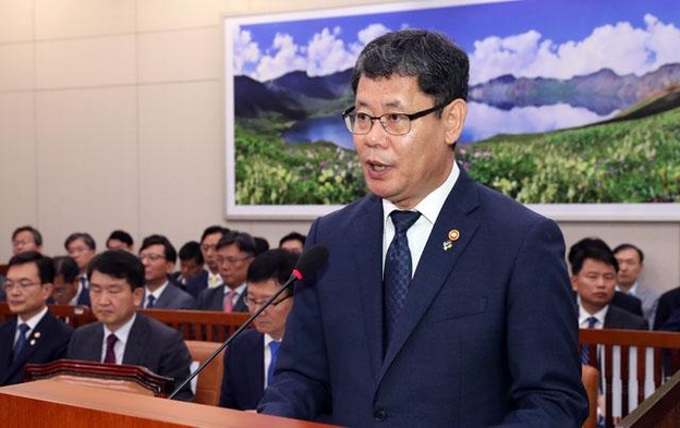 김연철 통일부 장관이 25일 오전 열린 국회 외교통일위원회 전체회의에서 북한 선박 삼척항 입항 사건 등에 대한 현안보고를 하고 있다. /연합뉴스