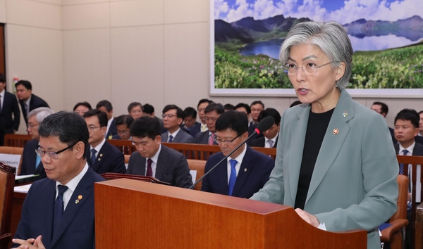 강경화 외교부 장관이 25일 국회 외통위 전체회의에서 발언을 하고 있다./연합뉴스