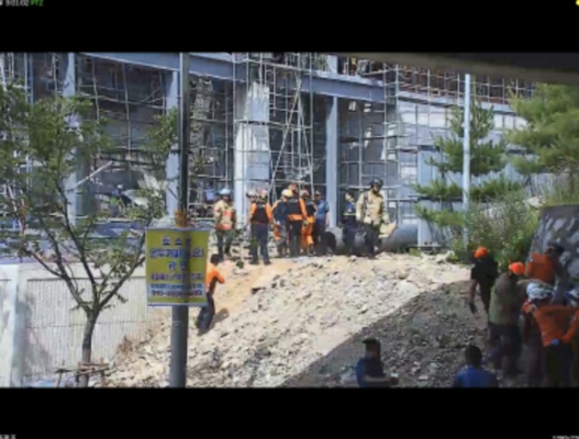 119구조대원들이 경남 창원시 진해구 물류창고 신축공사현장에서 노동자들을 구조하고 있다./창원소방본부 제공