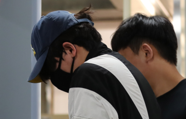 '신림동 강간미수 영상' 속 30대 남성이 지난달 31일 영장실질심사를 받기 위해 서울중앙지법으로 들어서고 있다. /연합뉴스