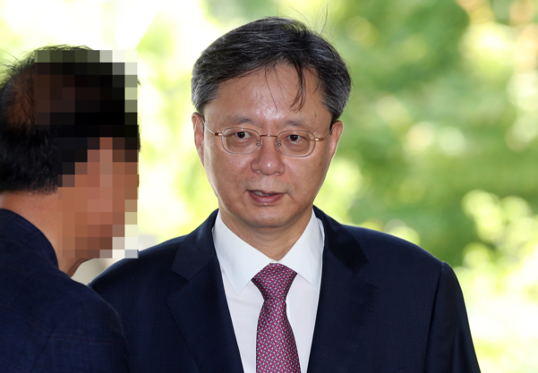 우병우 전 청와대 민정수석비서관이 25일 서울고법에서 열린 자신의 항소심 공판에 출석하고 있다. /연합뉴스