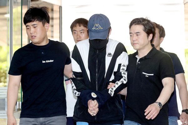 ‘신림동 강간미수’ 사건 피의자 조모씨가 지난달 31일 영장실질심사를 받기 위해 서울중앙지법에 들어서고 있다. /뉴시스