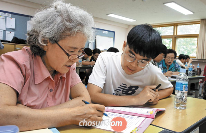 지난 19일 서울 마포구 숭문고의 한 교실에서 만학도 할머니들에게 숭문고 학생들이 1대1 방식으로 영어, 수학을 가르치고 있다.