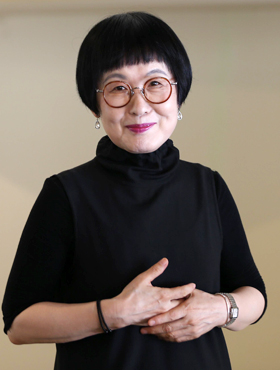 김혜순 시인은 “옛날에 쓴 내 시는 시간 속에 파묻고 가기 때문에 전혀 읽지 않는다”며 “지금 생각하는 것에 매달려 시를 쓸 뿐”이라고 했다.