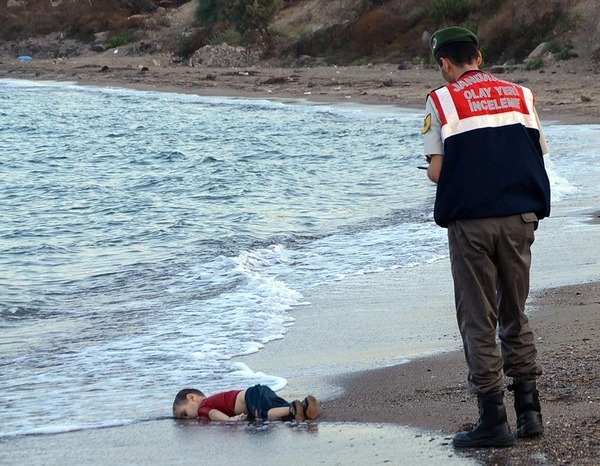 2015년 9월 터키 남서부 해변에 시리아 난민인 세 살짜리 아기 아일란 쿠르디가 숨진 채 엎드려 있다. 터키 해안 경찰은 이날“쿠르디와 그의 부모 등 시리아인 23명이 탄 난민선이 지중해를 건너 그리스 코스섬으로 가려다 전복돼 최소 12명이 사망했다”고 밝혔다. /AP뉴시스