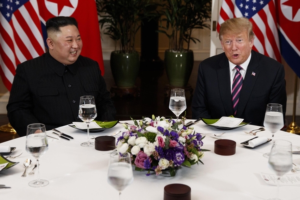도널드 트럼프(오른쪽) 미국 대통령과 김정은 북한 국무위원장이 지난 2월 27일 베트남 하노이 소피텔 레전드 메트로폴 호텔에서 만찬을 하고 있다./연합뉴스