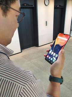 삼성전자의 중저가 스마트폰인 갤럭시 A50을 사용하는 모습. 