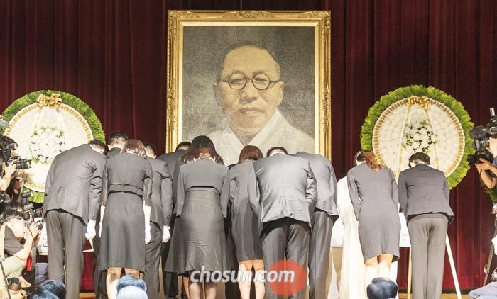 26일 오전 '백범 김구 선생 제70주기 추모식'에서 유가족들이 백범 선생의 영정 앞에 헌화하고 있다.