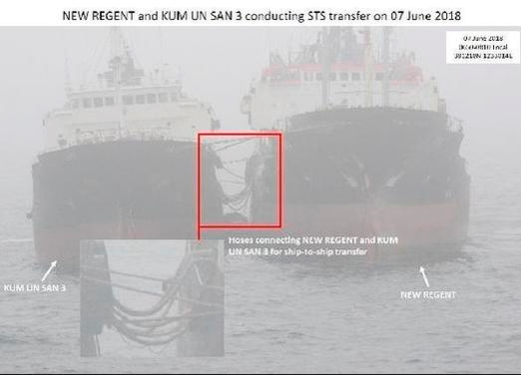 미국 국무부 국제안보비확산국(ISN)은 2018년 10월 26일 북한 선박들의 유류 화물 불법 환적 사진 9장을 공개했다. 사진은 같은 해 6월 7일 북한 유조선 금운산3호(왼쪽)가 파나마 선적 뉴리젠트호에서 유류를 옮겨 싣는 모습. 두 선박 사이에 호스가 연결돼 있는 것으로 보인다. /뉴시스