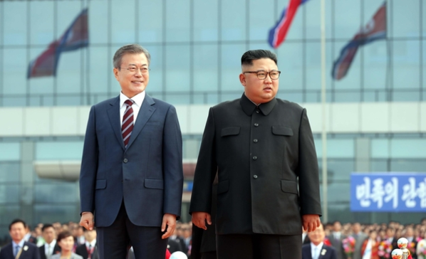 문재인 대통령과 김정은 북한 국무위원장이 지난해 9월 18일 평양 순안공항에서 환영 인사를 나온 평양 시민들을 바라보고 있다./연합뉴스