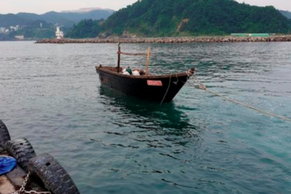 지난 15일 북한 선원 4명이 탑승했던 목선이 삼척항에 정박돼 있다. /독자 제공
