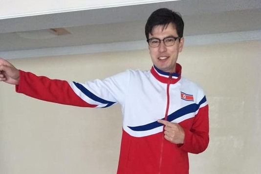  북한에서 실종된 호주 유학생 알렉 시글리가 북한 체육복을 입고 포즈를 취고 있는 모습. /시글리 페이스북