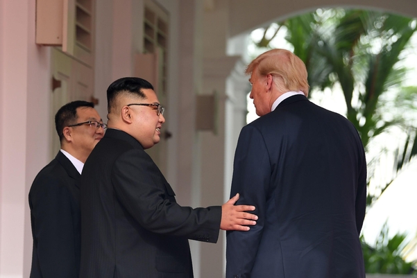 2018년 6월 11일 싱가포르 센토사섬 카펠라 호텔에서 열린 미북 정상회담에서 만난 도널드 트럼프 미국 대통령과 김정은 북한 국무위원장./AFP
