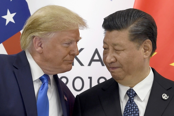 도널드 트럼프(왼쪽) 미국 대통령과 시진핑 중국 국가주석이 29일 G20(주요 20개국) 정상회의가 열리고 있는 일본 오사카에서 양자 정상회담에 앞서 얼굴을 마주하고 있다./AP 연합뉴스