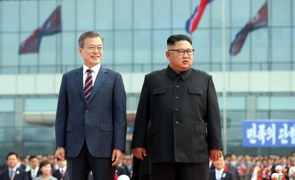 문재인 대통령과 김정은 북한 국무위원장이 지난해 9월 18일 평양 순안공항에서 환영 인사를 나온 평양 시민들을 바라보고 있다./연합뉴스