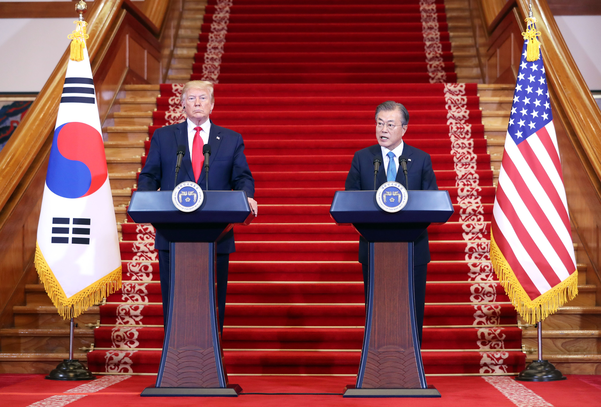 문재인 대통령과 도널드 트럼프 미국 대통령이 30일 오후 청와대에서 공동기자회견을 하고 있다./연합뉴스