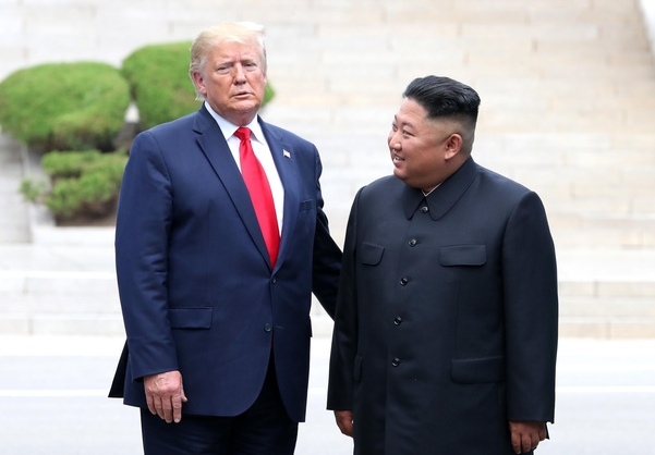 도널드 트럼프 미국 대통령과 북한 김정은 국무위원장이 30일 오후 판문점 군사분계선 북측 지역에서 만나 인사한 뒤 남측 지역으로 이동하기 전 대화하고 있다./연합뉴스