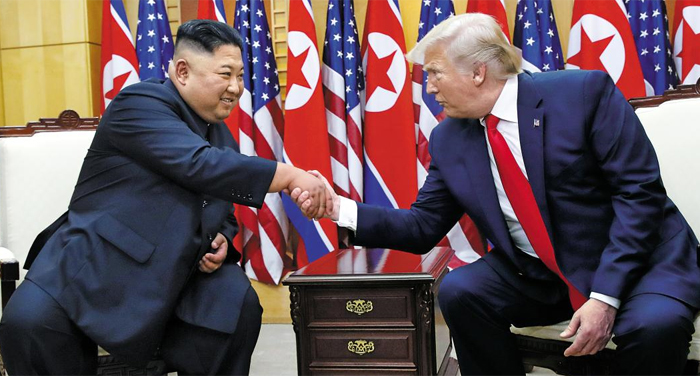 30일 판문점 자유의 집에서 도널드 트럼프 미국 대통령과 김정은 북한 국무위원장이 악수하고 있다. 두 사람은 이날 당초 예상을 깨고 53분간 만남을 가졌다. 지난 2월 하노이 회담이 결렬된 이후 4개월 만에 사실상의 정상회담이 이뤄진 것으로 평가된다. 