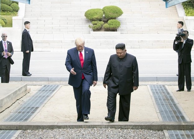 도널드 트럼프 미국 대통령과 김정은 북한 국무위원장이 6월 30일 판문점에서 함께 군사분계선을 넘어 남측으로 넘어오고 있다. /연합뉴스 제공