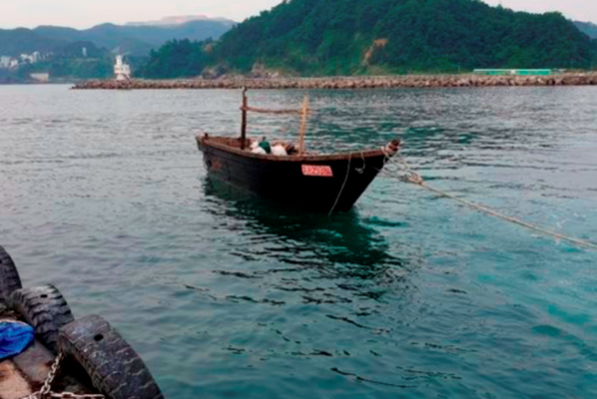 지난 6월 15일 북한 선원 4명이 탄 소형 목선이 삼척항 내항까지 진입해 선원들이 배를 정박시켰다. 인근 주민들이 정박한 북한 선박을 촬영한 사진/독자 제공
